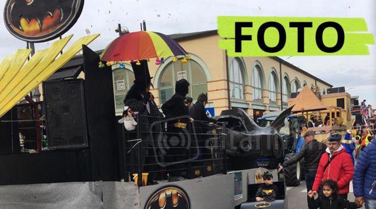 Carnevale a Santarcangelo di Romagna, tanta gente in piazza - Un carro al carnevale di Santarcangelo