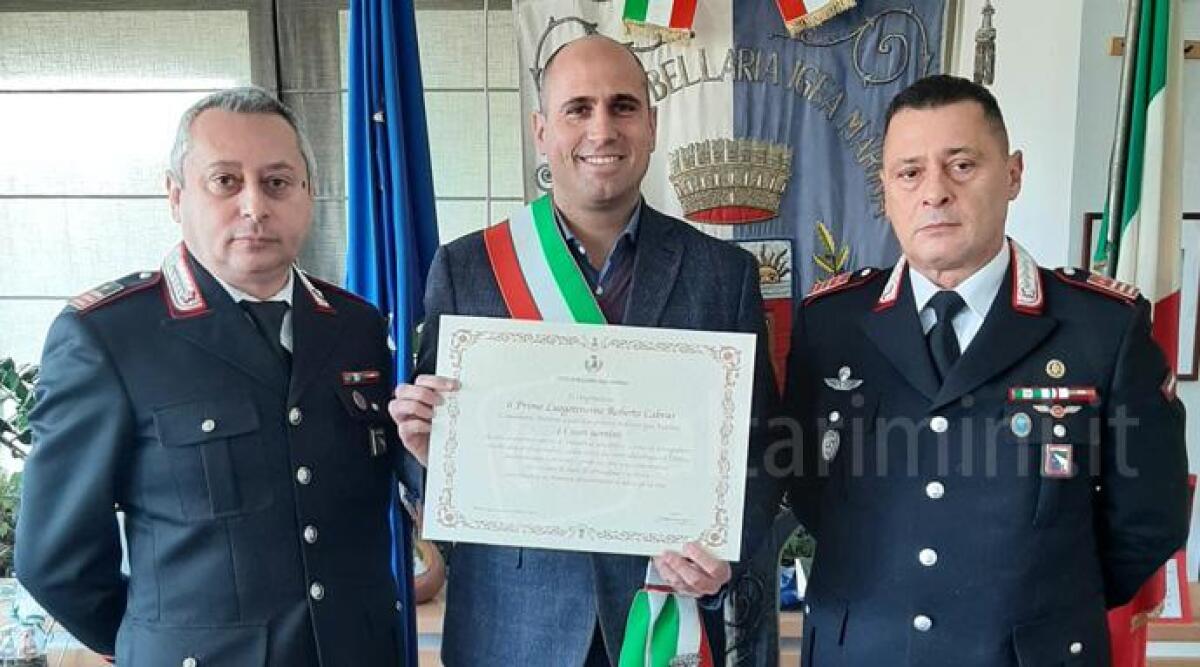 Accusa malore e resta solo in bagno per due giorni, salvato grazie all'intuizione di un Carabiniere - Da sinistra il Luogotenente Roberto Cabras