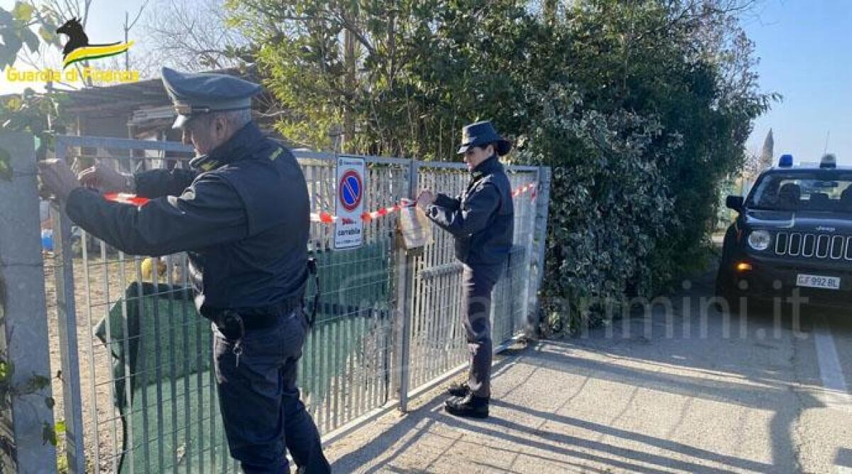 Rimini, tonnellate di rifiuti pericolosi abbandonati: scattano sigilli e denunce - L'area sequestrata dalla Guardia di Finanza
