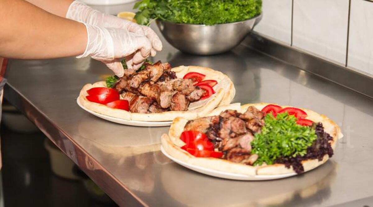 Caporalato nel locale di kebab, il titolare si difende: 'Ho aiutato i miei dipendenti' - Foto di repertorio