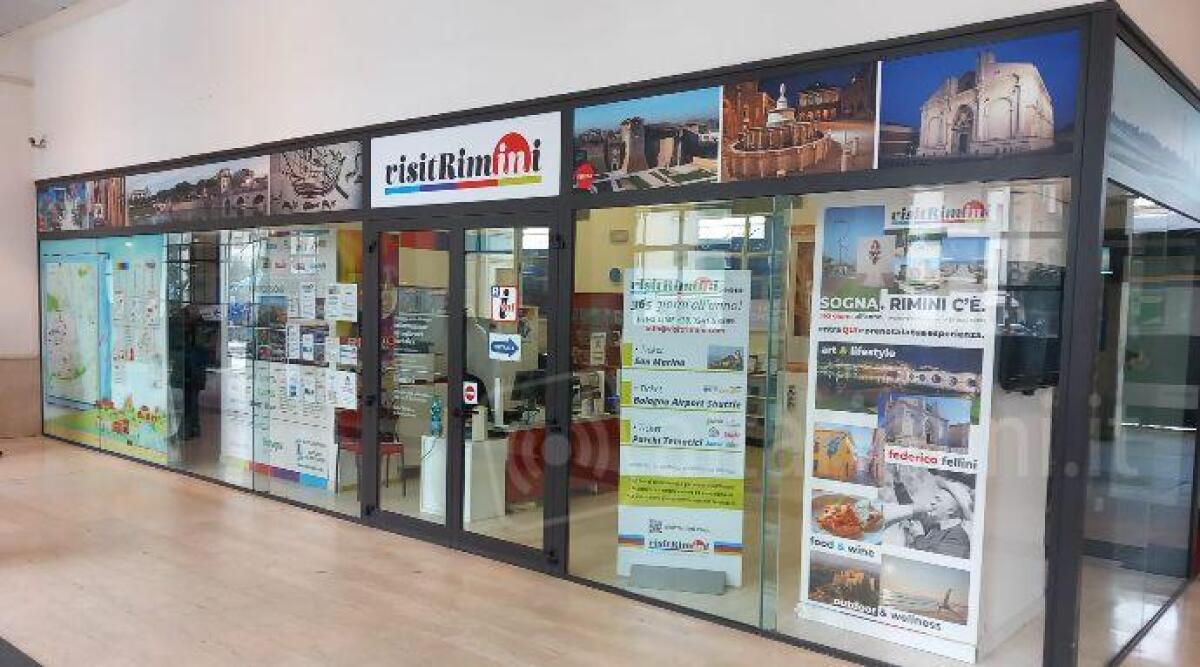 Rimini, oltre 50mila turisti assistiti da VisitRimini nel 2022 - Lo Iat della stazione di Rimini
