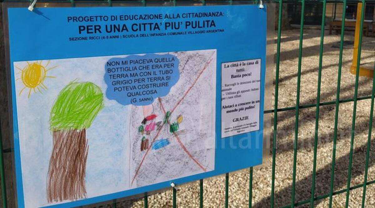 Misano, disegni dei bimbi affissi sul cancello della scuola: 'Adulti, non sporcate' - Uno dei disegni affissi sul cancello della scuola del Villaggio Argentina