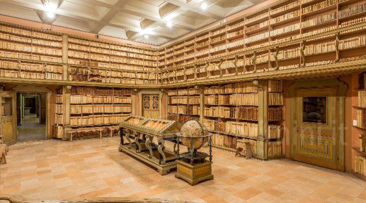 Visite guidate e mostre per tutti i gusti nel weekend riminese - La sala del Settecento della Biblioteca Gambalunga di Rimini