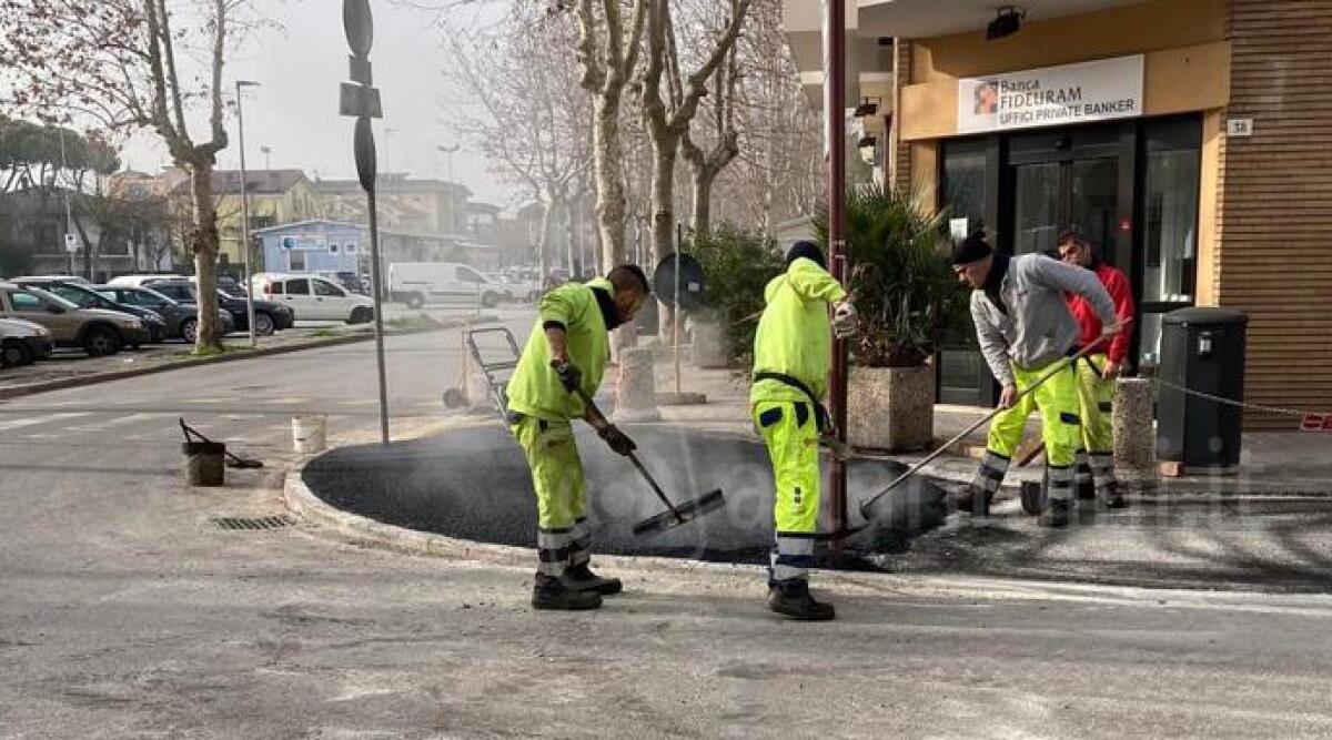 Cattolica, a breve pronti i nuovi marciapiedi di via Verdi - Operai al lavoro ai marciapiedi di via Verdi