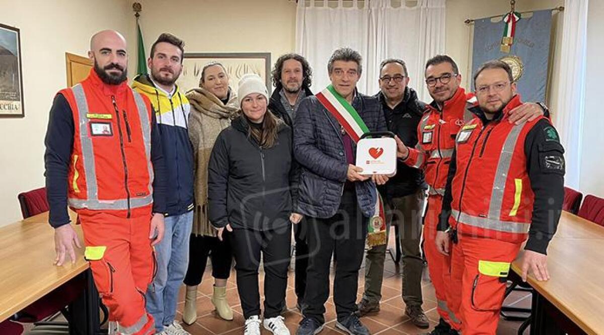 Un dono che fa il bene di Maiolo: la Croce Verde consegna il nuovo defibrillatore - La consegna a Maiolo del nuovo defibrillatore da parte di Croce Verde Novafeltria