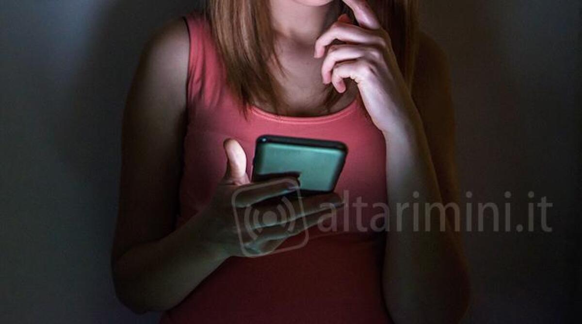 Litigio per alimenti finisce in minacce di morte via WhatsApp: artigiano riminese indagato - Stalking