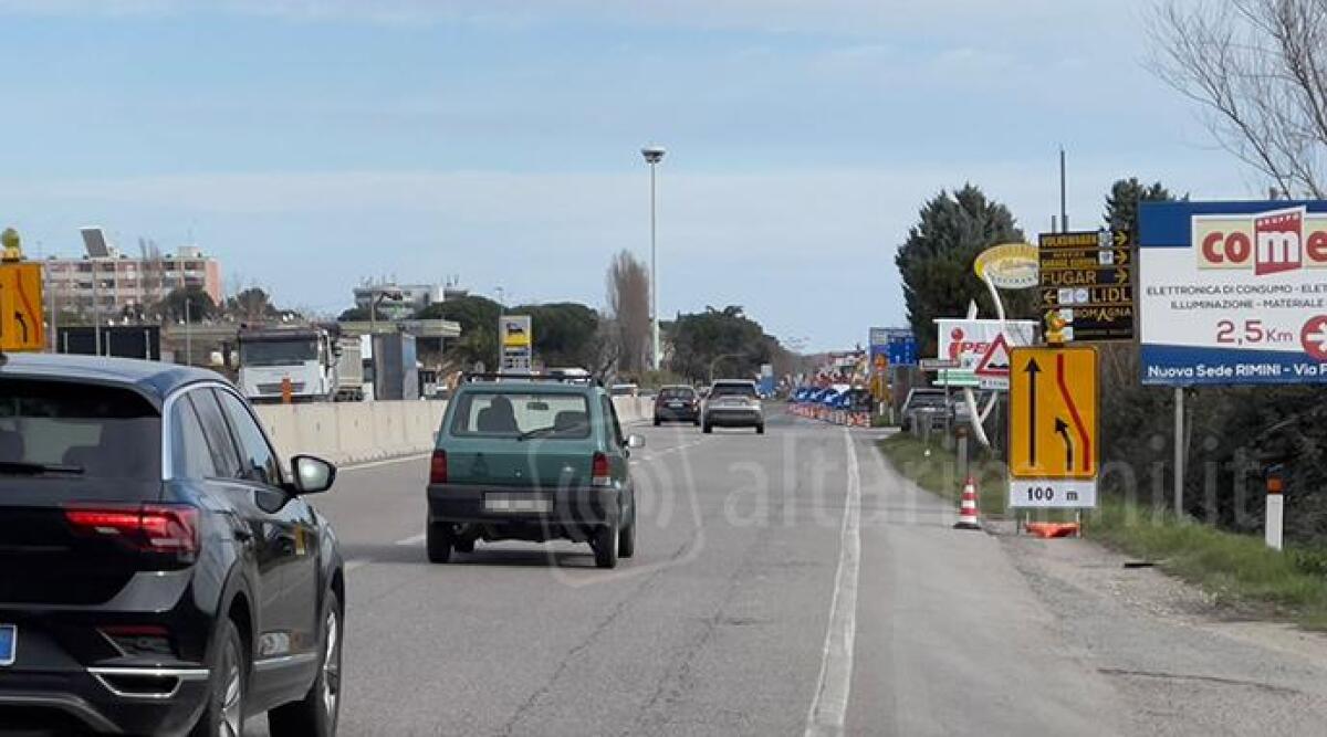 Viabilit&agrave; Ss16, aperto il cantiere all'incrocio con la Consolare: nuovi semafori in arrivo - Lavori sulla SS16