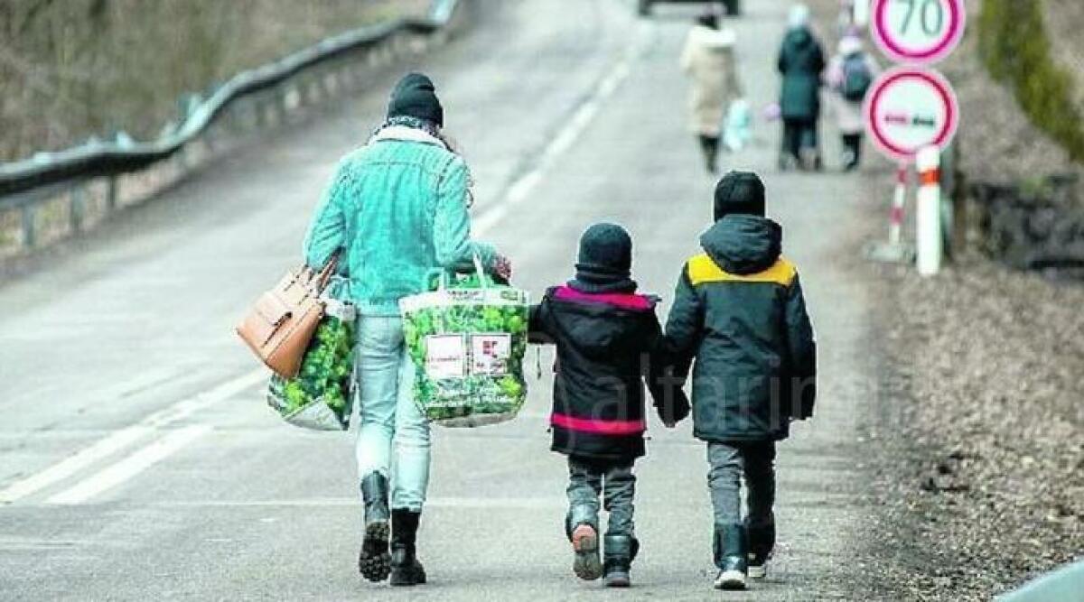 Rimini, &lsquo;Una luce per l&rsquo;Ucraina&rsquo; fiaccolata ad un anno dall&rsquo;inizio della guerra - Profughi in fuga dall'Ucraina