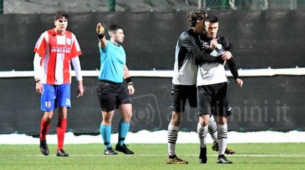 Calcio RSM, pareggio tra Cosmos e La Fiorita (1-1) - Semprini abbraccia Ura dopo il gol del Murata (foto FSGC)