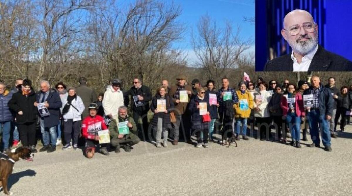 Stop all'allevamento intensivo in Alta Valmarecchia: parte una petizione - La manifestazione del comitato e il presidente Bonaccini
