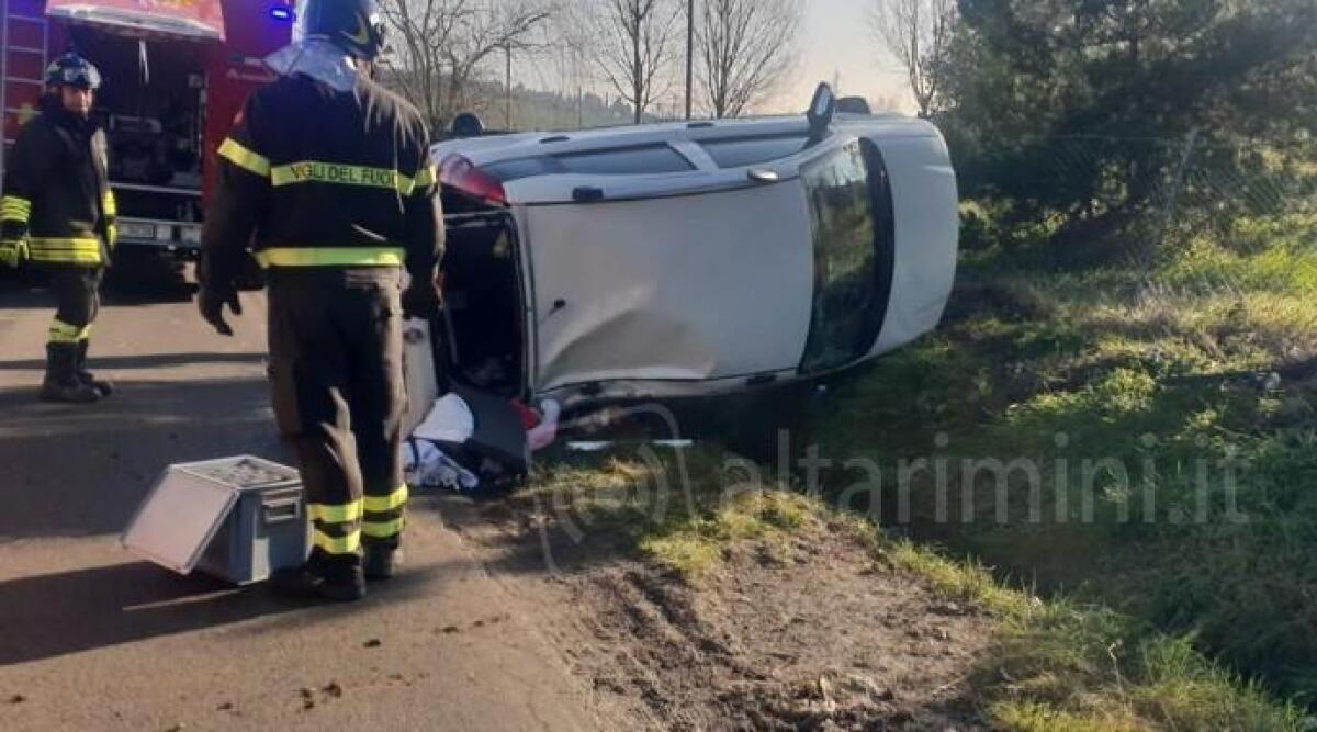 Auto a ruote all'aria sopra ad un fosso: incidente in via San Martino in XX - L'auto coinvolta nell'incidente - nella gallery le operazioni di soccorso
