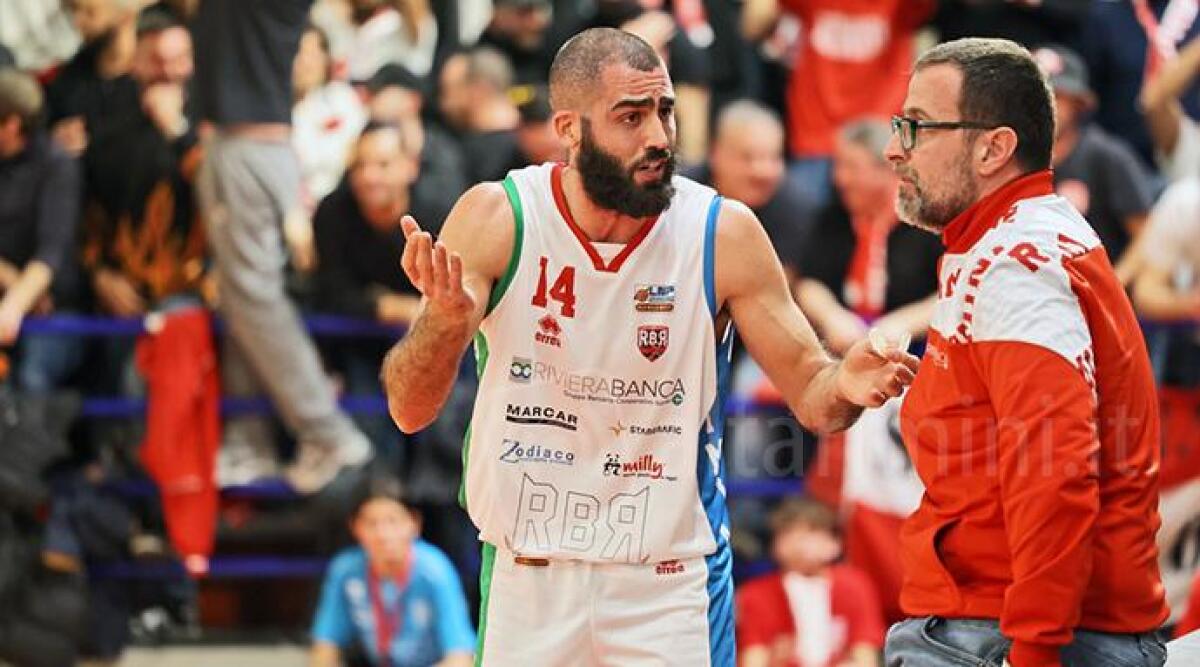 Loro giocano a basket, i ladri svuotano gli spogliatoi: rubati i contanti nei portafogli - Foto di N. De Luigi dalla pagina Facebook Rbr