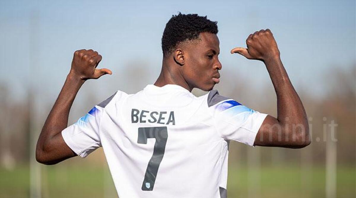 Calcio D: colpo United Riccione, arriva Besea. Ha giocato in B e in C - Besea posa con la nuova maglia