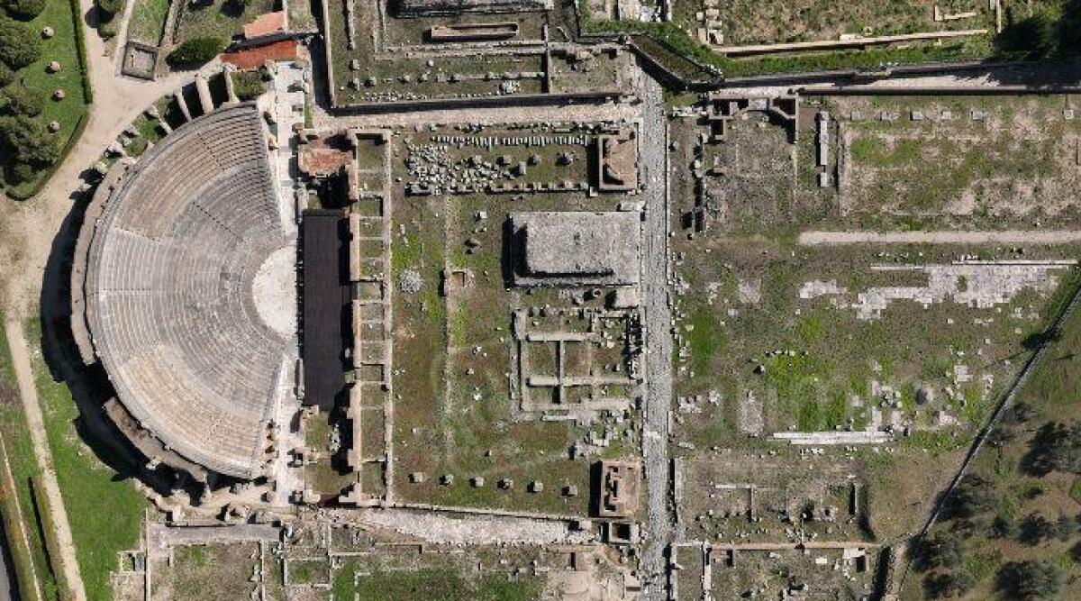 Studenti riminesi del liceo Classico incontrano i parchi archeologici di Cassino e Minturno - Veduta aerea del comprensorio archeologico di Minturno (Lt)