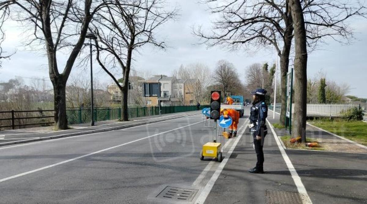 Riccione, per lavori chiuso al traffico il ponte di viale Vittorio Emanuele II - Lavori sul ponte Rio Melo