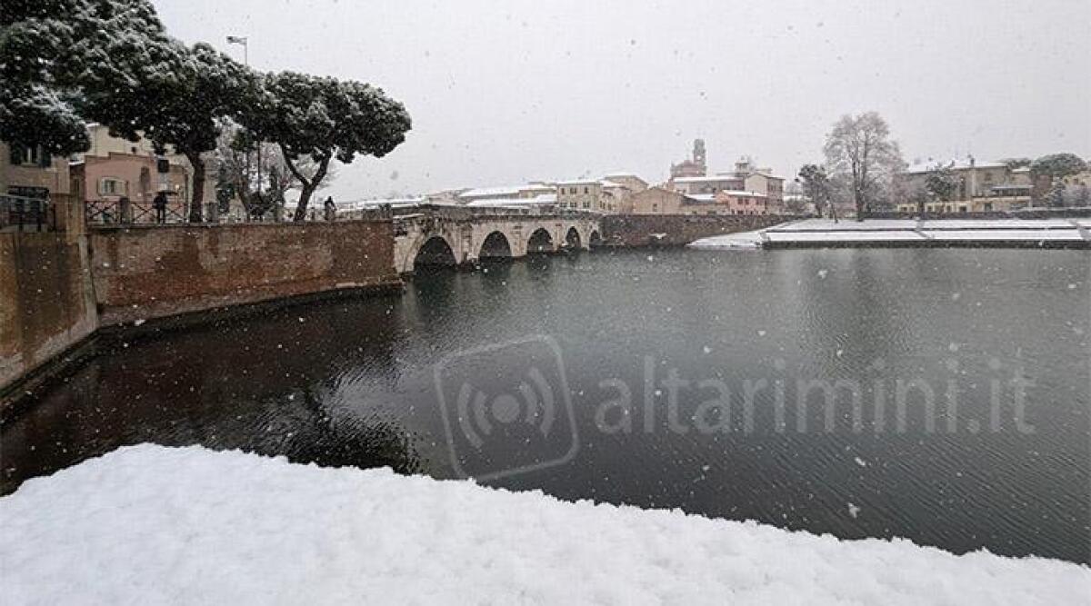 Neve, difficolt&agrave; nei trasporti: a Rimini diverse corse bus in ritardo - Ponte di Tiberio sotto la nevicata di oggi (gioved&igrave; 9 febbraio) ELISA DRUDI