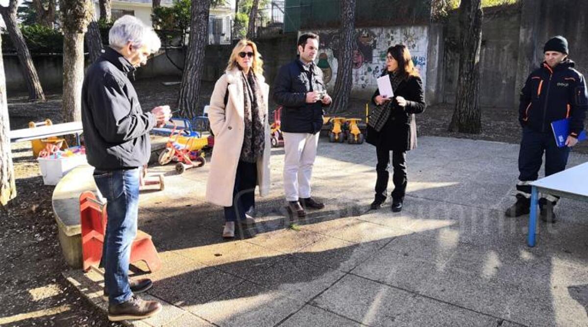 Riccione, sopralluoghi agli asili e scuole per l'infanzia: obiettivo massima efficienza energetica - Un momento del sopralluogo all'asilo Belvedere di Riccione