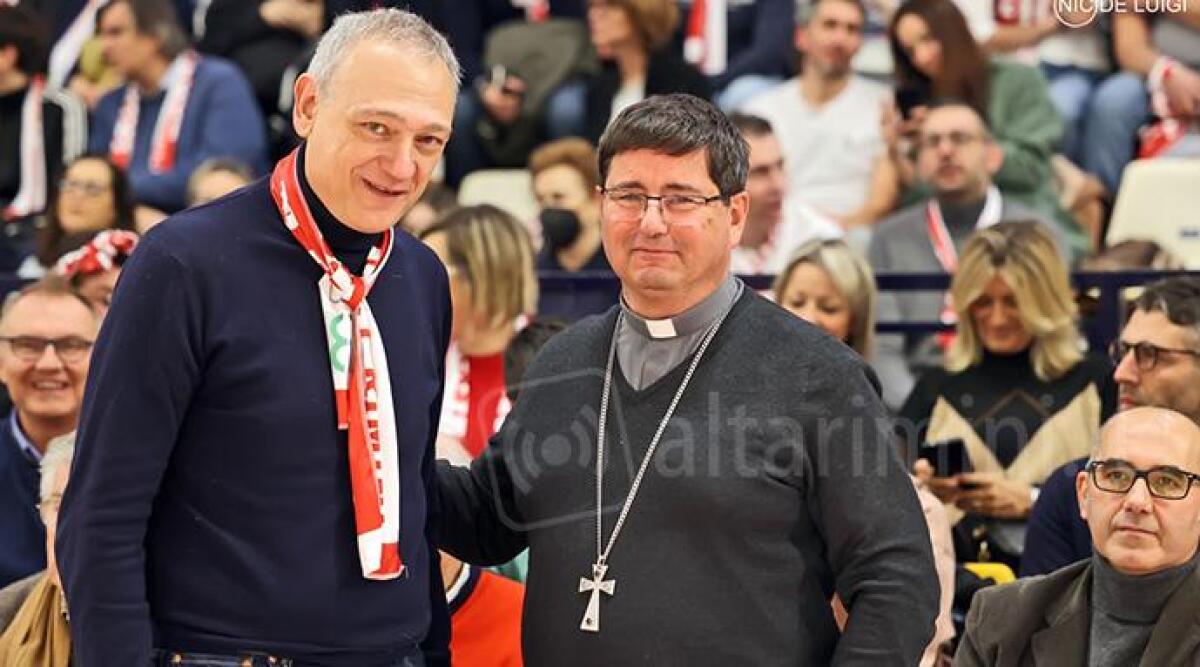 Basket: tifoso speciale tra i biancorossi. In tribuna spunta il vescovo di Rimini - Mons. Anselmi al Palasport Flaminio (foto di N.De Luigi