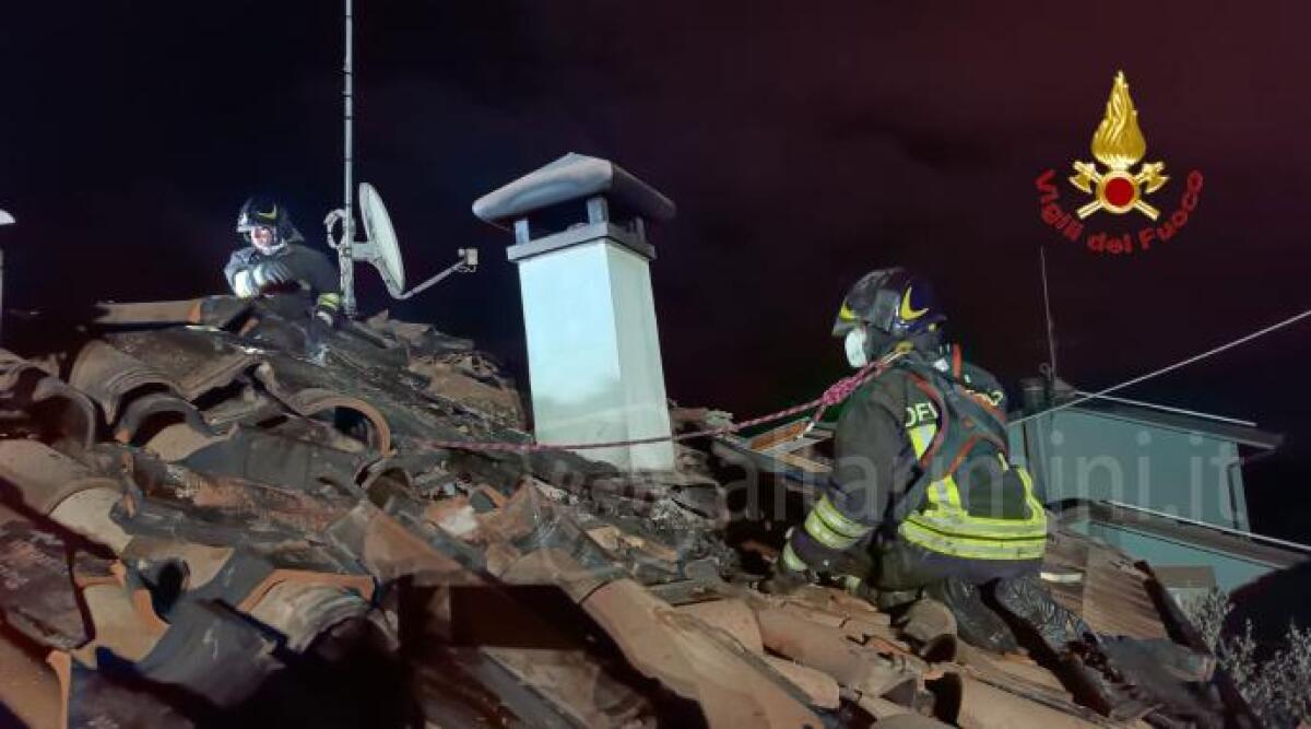 Fiamme sul tetto di una villetta a Viserba: oltre tre ore di lavoro per i Vigili del fuoco - Le operazioni dei Vigili del fuoco
