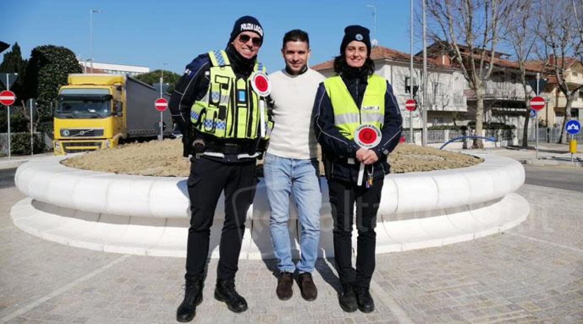 Riccione: gi&agrave; entrata in funzione la nuova rotatoria dell'ospedale - Al centro l'assessore Imola