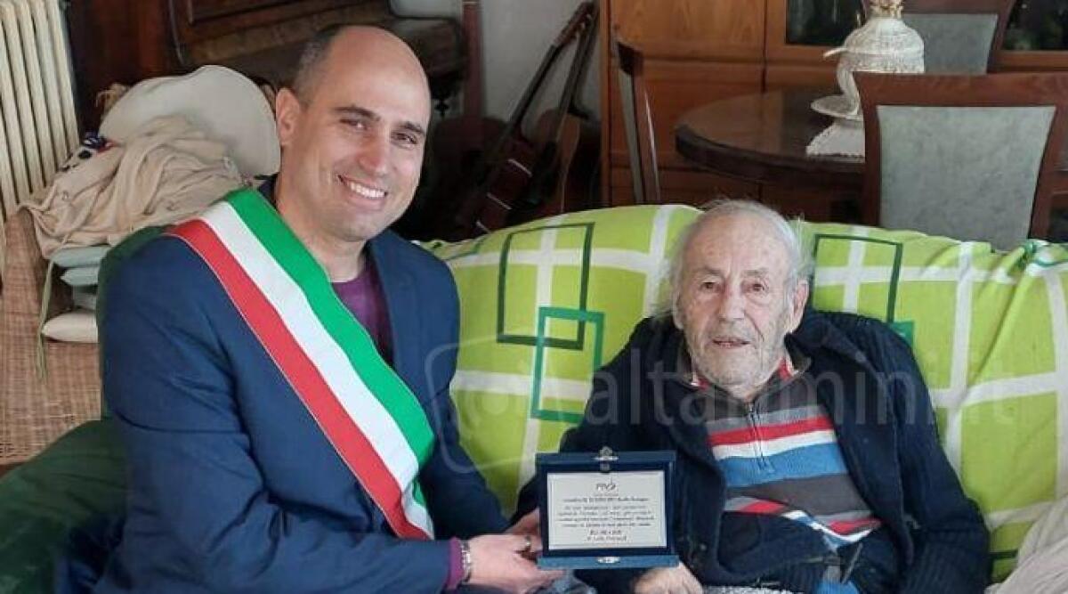 Il bellariese Lallo Petrucci premiato alla Festa della Vela - Il sindaco di Bellaria Filippo Giorgetti e Lallo Petrucci