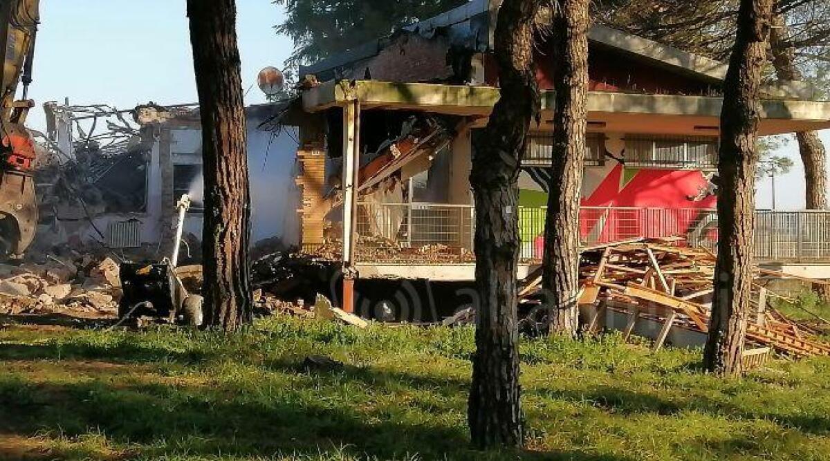 Vecchia scuola di San Lorenzo: in corso la demolizione a Riccione - La demolizione della scuola