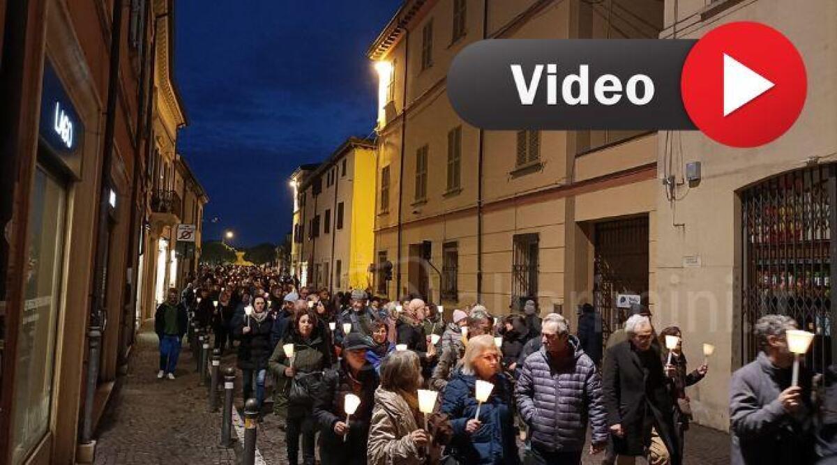 Manifestazione per la pace a Rimini: un migliaio alla marcia contro la guerra - Tantissime persone in corteo a Rimini