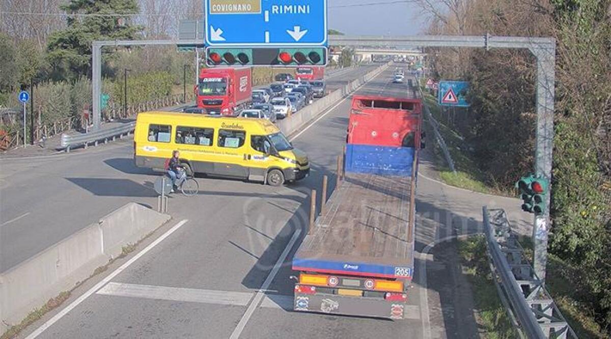 Passa con il rosso rischiando di scontrarsi con lo scuolabus: tragedia sfiorata - Uno scatto della rilevazione semaforica posta all'incarico tra la SS72 e via Barattona