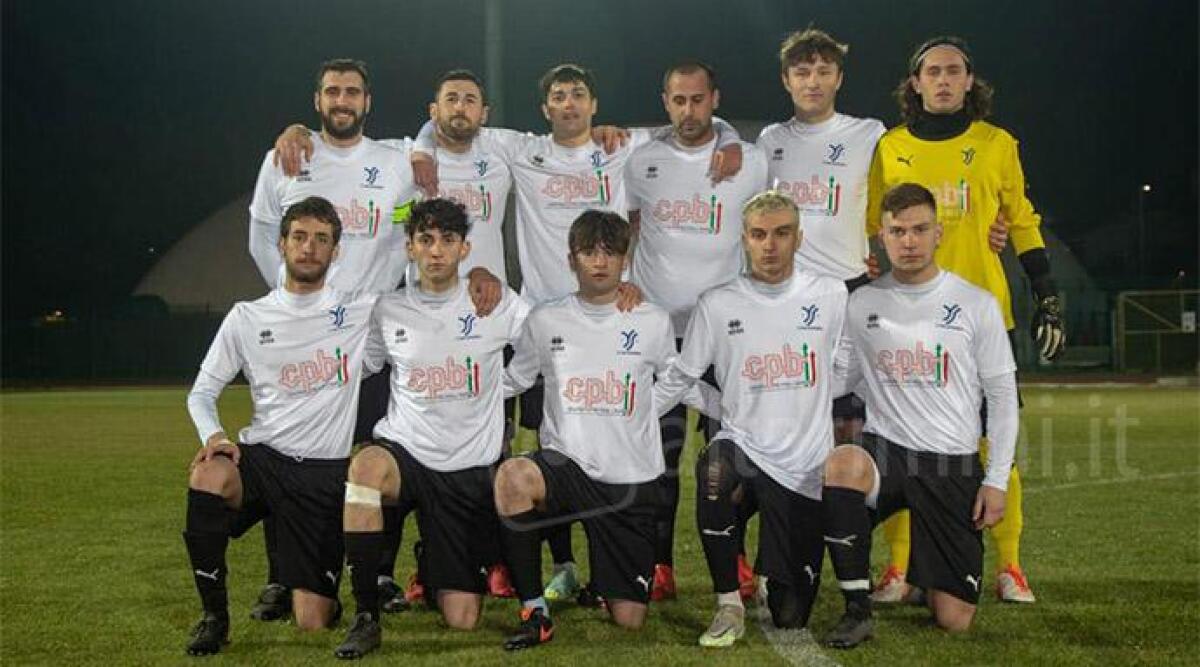 Calcio 2a Cat: partenza lampo per lo Young Santarcangelo, Rimini Utd ko 2-0 - Un undici dello Young Santarcangelo con la terza maglia bianca