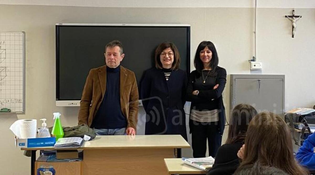 Giovani e dipendenze: incontro con gli studenti ad Ospedaletto - L&rsquo;assessore Ottogalli con la dirigente Scolastica Barbara Cappellini e una insegnante