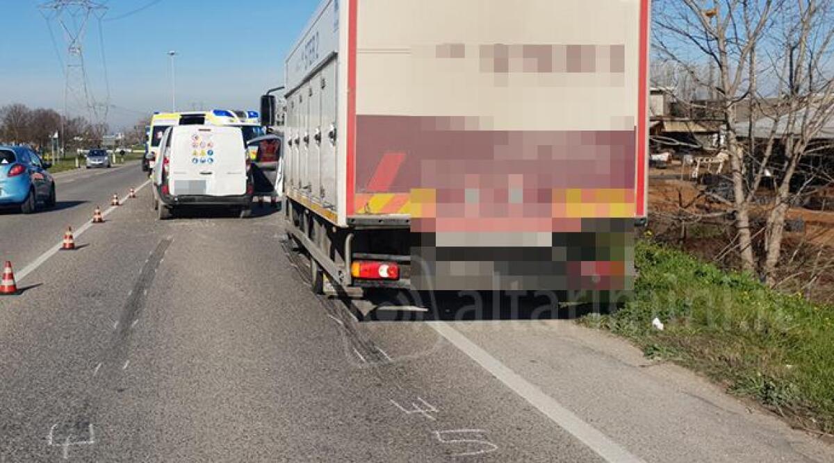 Tamponamento tra auto e camion, un ferito al pronto soccorso - Il luogo del sinistro