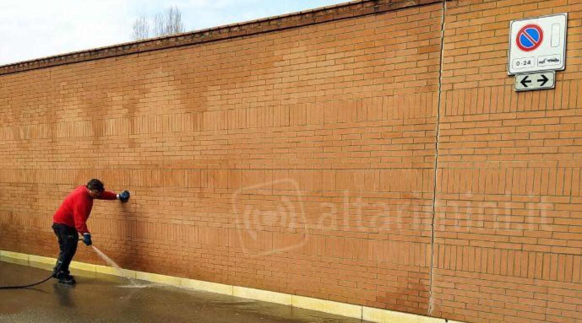 '41 bis tortura': cancellate le scritte sui muri della scuola 'Geo Cenci' di Riccione - Il muro della scuola ripulito
