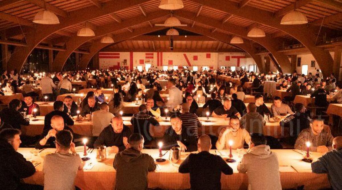 Risparmio energetico a San Patrignano, oltre 700 persone cenano a lume di candela - La cena a lume di candela