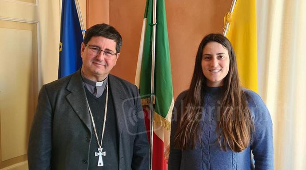 Mons. Anselmi, prosegue il 'tour' del nuovo vescovo di Rimini: la visita a Santarcangelo - Mons. Anselmi e la sindaca di Santarcangelo di Romagna Alice Parma
