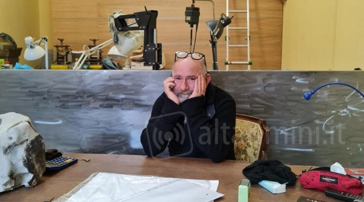 Gioielliere cambia sede ma i ladri la 'inaugurano' in anticipo: danni per migliaia di euro - L'orafo Roberto Fenzl nel suo nuovo laboratorio di Corso d'Augusto