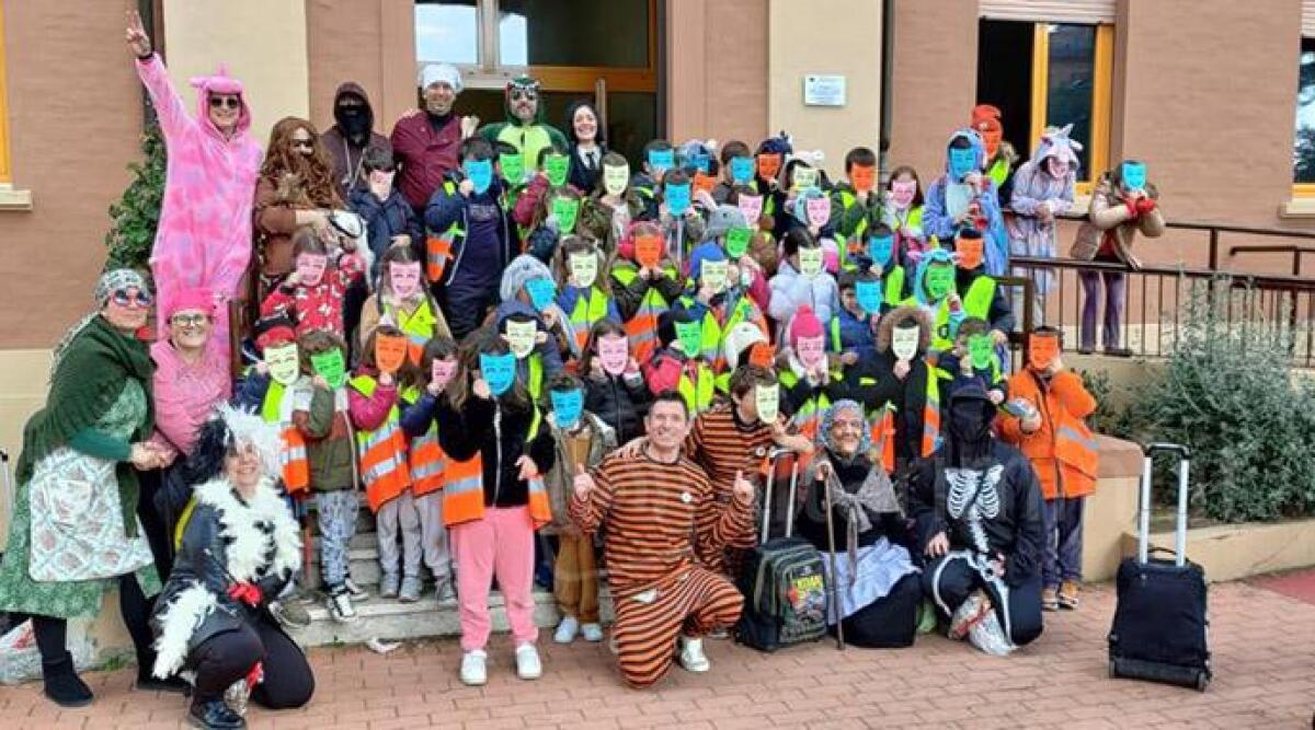 Piedibus di carnevale, genitori in maschera per le vie di Riccione - Carnevalebus 2023