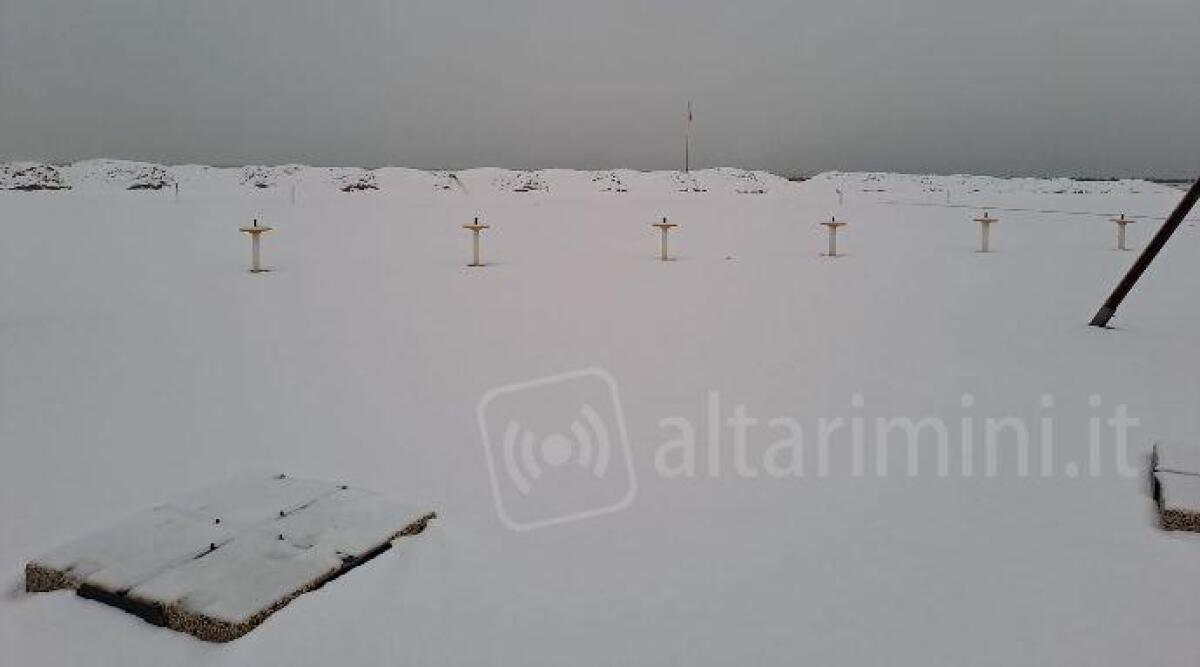 Torna la neve in Romagna ed imbianca anche la spiaggia - La neve tra spiaggia e collina