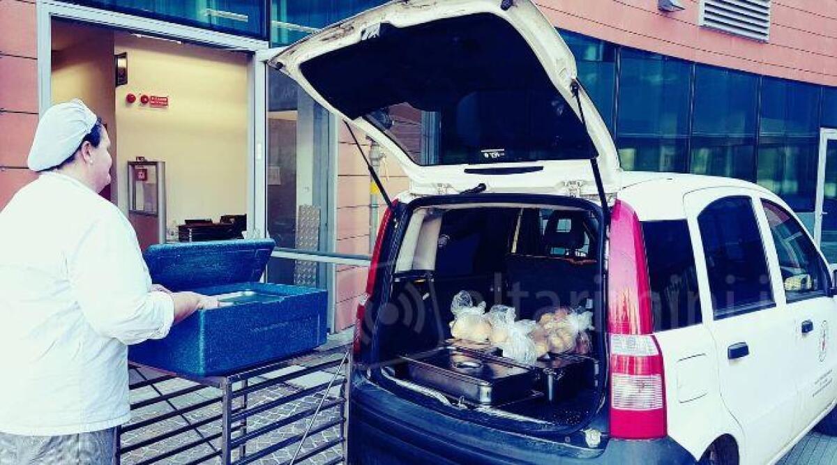 Rimini, nel 2022 recuperati 650 pasti con 'Cibo amico' di Hera - Consegna dei pasti recuperati