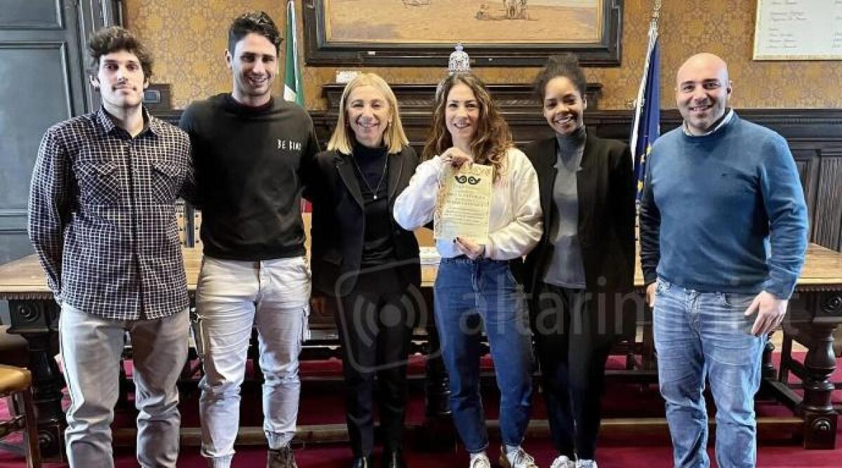 ‘Amici di Cattolica’: il riconoscimento dell'Amministrazione ai rappresentanti del Be Kind - La sindaca Foronchi con i ragazzi del 'Be Kind'
