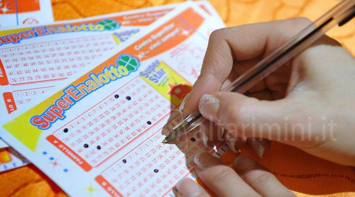 Superenalotto, vincita record da 371 milioni: una quota anche a Cattolica - Le 90 quote da 5 euro ciascuna sono state acquistate dalle ricevitorie Sisal e poi proposte ai giocatori