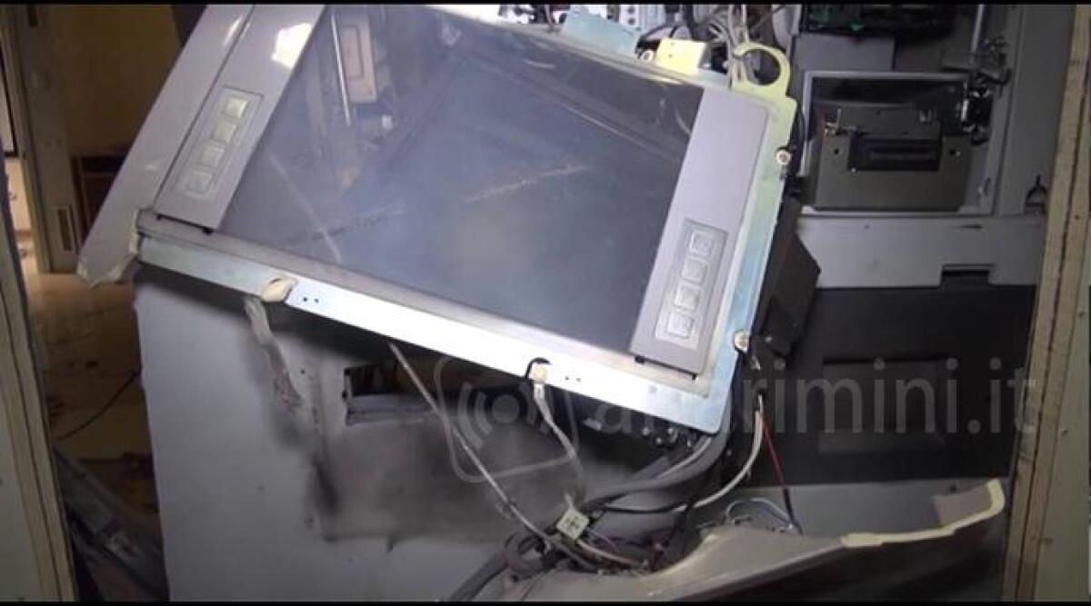 Assalto al bancomat nella notte, violenta esplosione a Rimini - Archivio