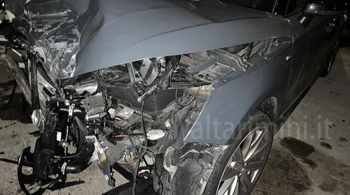 Scontro tra due auto sulla Marecchiese a Rimini - L'Audi coinvolta nell'incidente