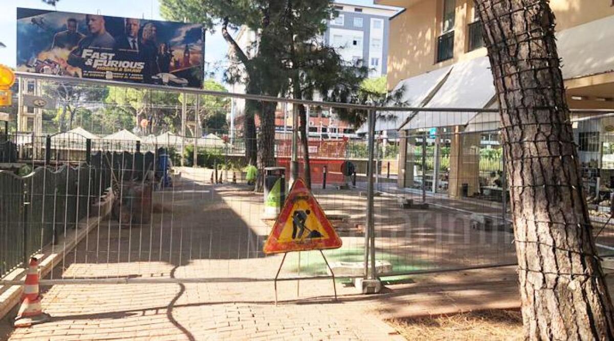 Riccione, al via in Viale Ceccarini i lavori per la sostituzione della pavimentazione di sottopasso e rampa - Lavori in viale Ceccarini