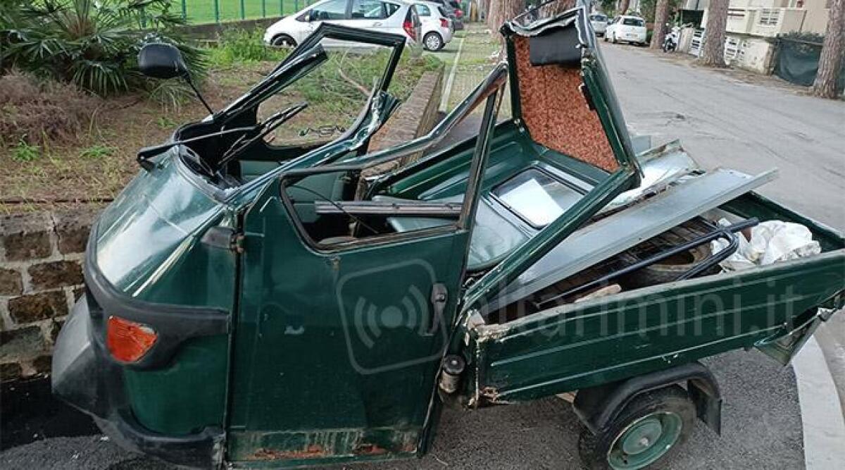 Apecar si scontra con un'auto e sbatte su un pino: grave il conducente - L'apecar dopo l'incidente PH BALLANTE