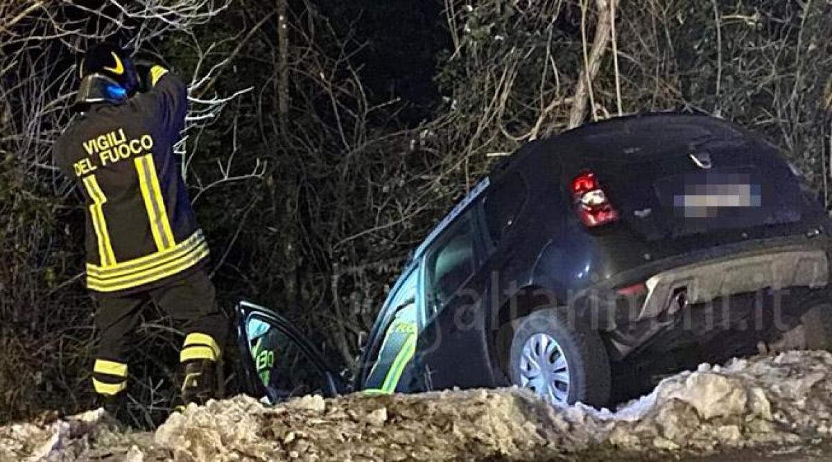 Auto sbanda in rettilineo a Ponte Messa e finisce nel fossato - L'auto finita nel fosso