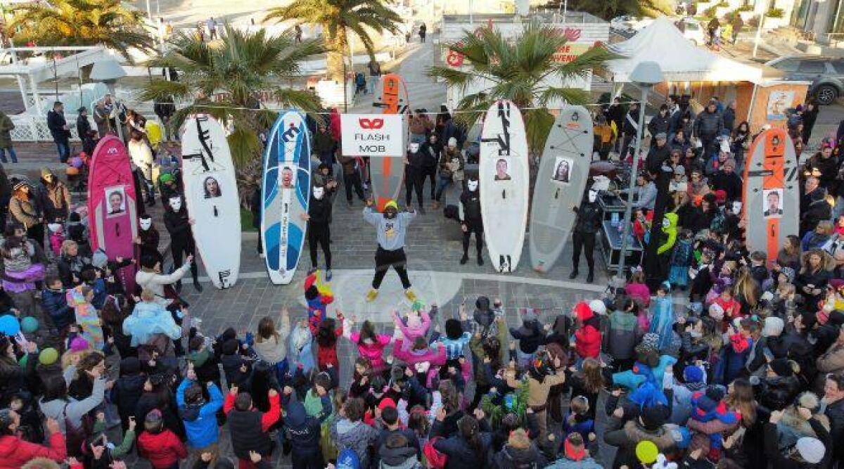 Torre Pedrera diventa Carnevalandia: successo per la festa mascherata - Un momento della festa