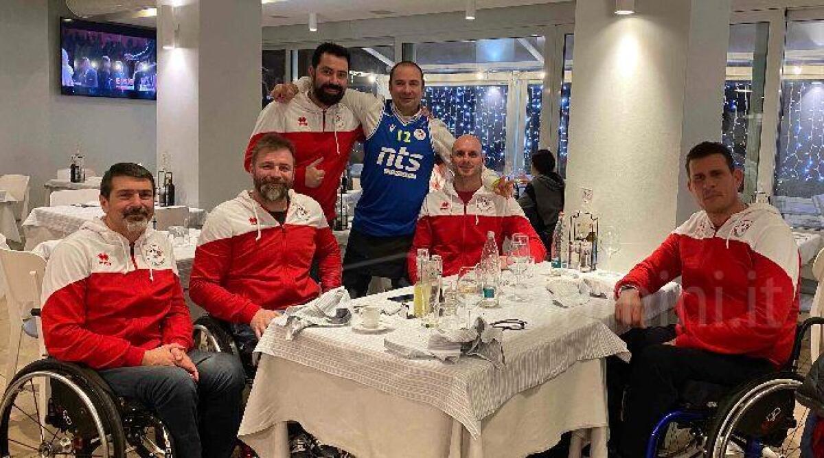 Rimini, Nts Riviera Basket e ristorante Lo Zodiaco: un'amicizia storica - I giocatori Nts Riviera Basket allo Zodiaco
