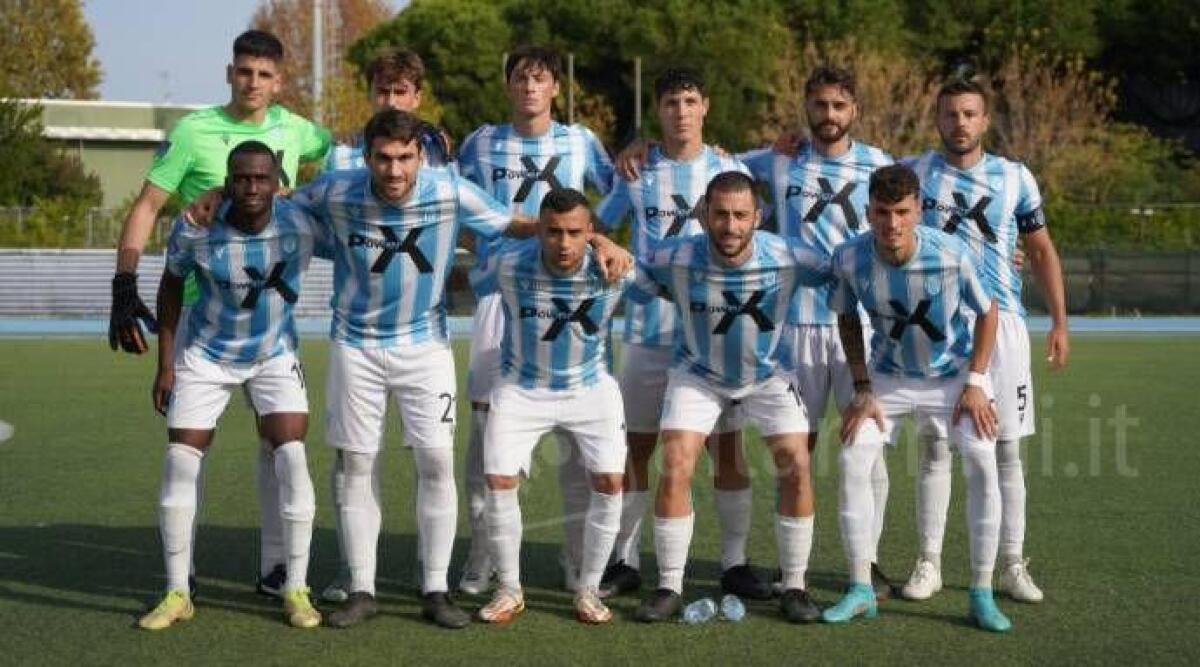 Calcio D, U.Riccione cade a Sant'Angelo 1-0. Il club: 'Gol irregolare, contro di noi minacce e cori razzisti' - 