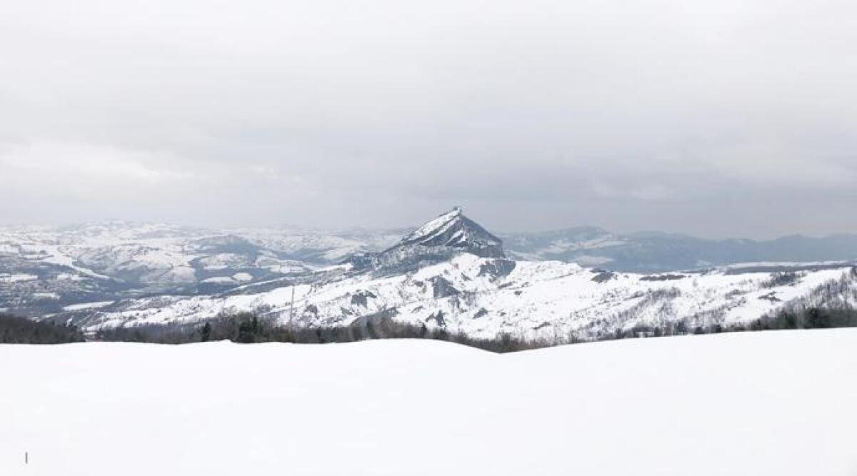 Allevamento polli e parco eolico, l'accusa: 'Chi può salvare la Valmarecchia?' - Valmarecchia innevata PH PATRICK WILD