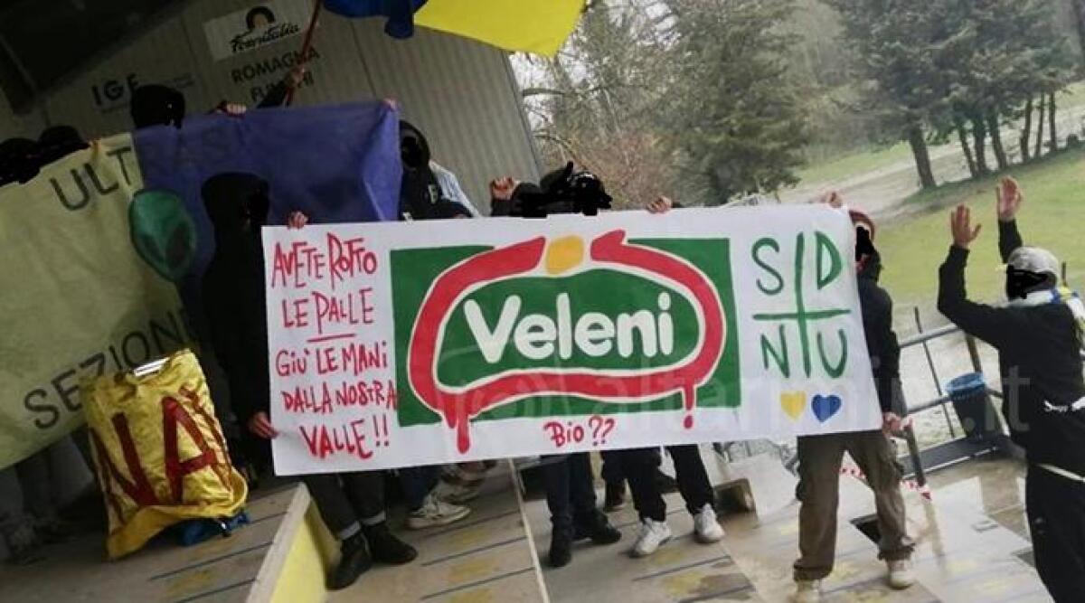 Novafeltria, gli ultrà tifano contro: "Fileni, fuori dalla nostra vallata" - Lo striscione esposto dai tifosi della Vis Novafeltria Calcio